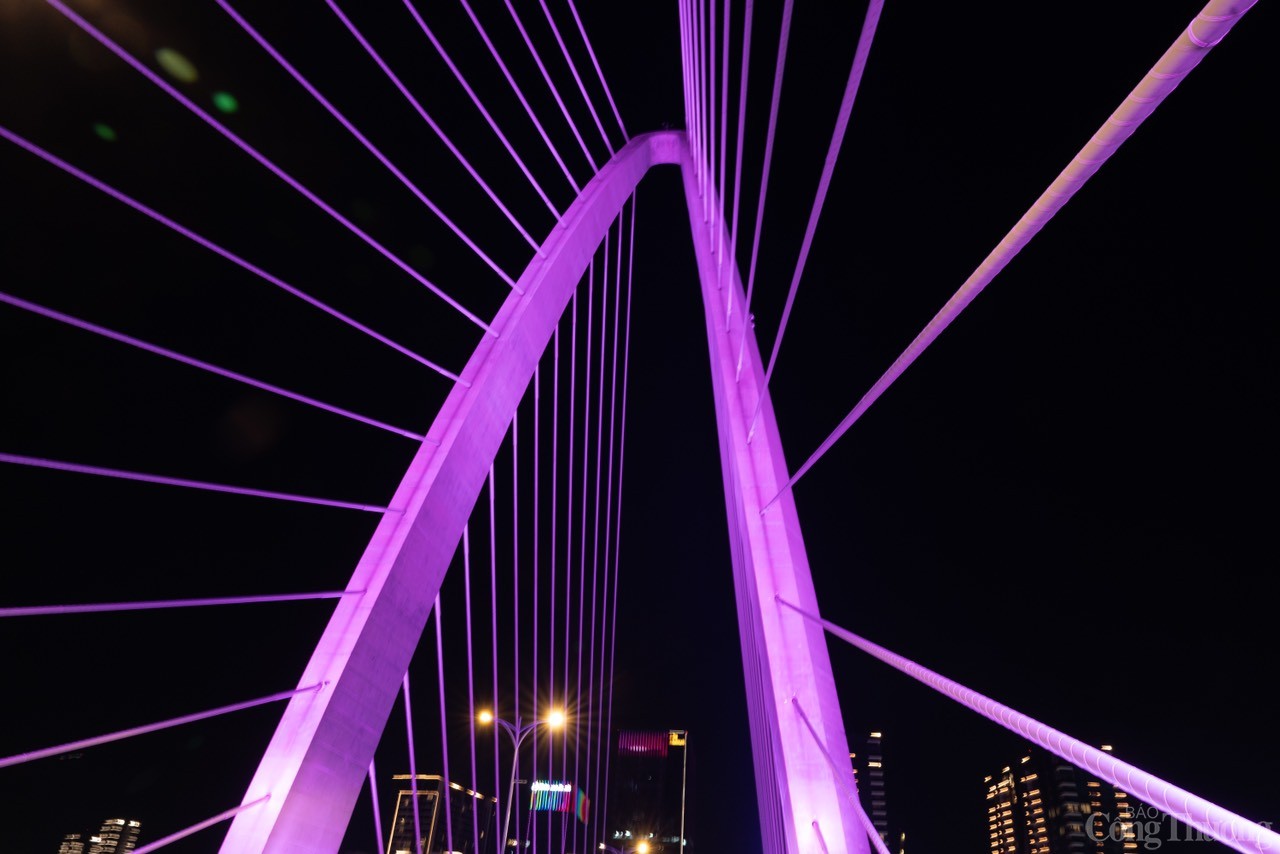 TP. Hồ Chí Minh: Cầu Ba Son lung linh trong dịp lễ 30/4