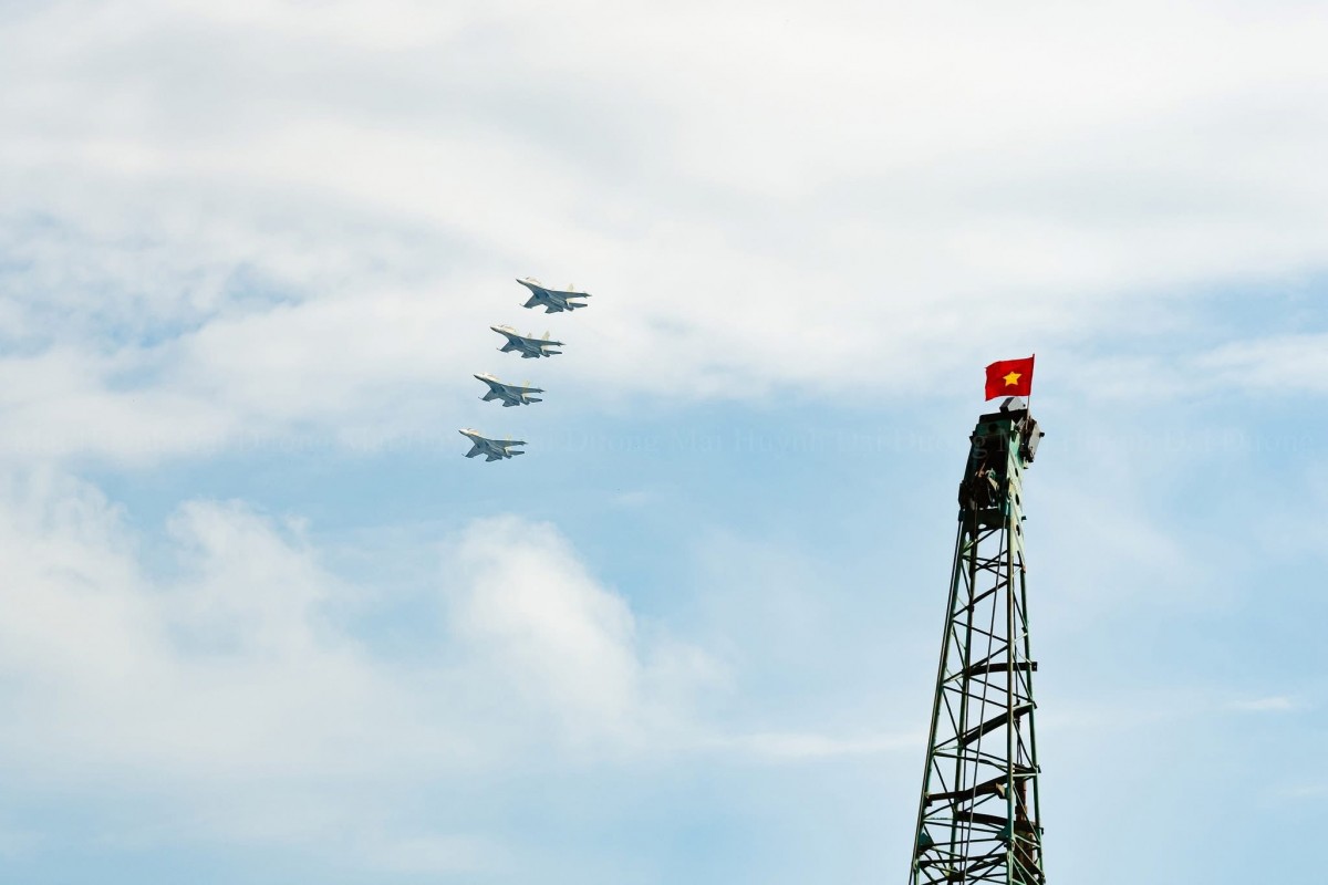 Tiêm kích Su-30MK2 của lực lượng Không quân nhân dân Việt Nam bay trên bầu trời TP. Hồ Chí Minh trong đại lễ 30/4. Tiêm kích Su-30MK2 của lực lượng Không quân nhân dân Việt Nam bay trên bầu trời TP. Hồ Chí Minh trong đại lễ 30/4.