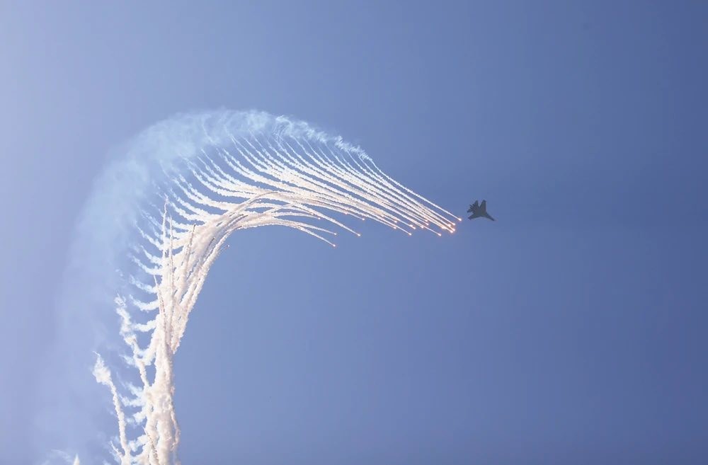 Màn trình diễn phun bẫy nhiệt của máy bay tiêm kích Su-30MK2 trên bầu trời Thành phố Hồ Chí Minh trong Lễ kỷ niệm 50 năm Giải phóng miền Nam, thống nhất đất nước. Màn trình diễn phun bẫy nhiệt của máy bay tiêm kích Su-30MK2 trên bầu trời Thành phố Hồ Chí Minh trong Lễ kỷ niệm 50 năm Giải phóng miền Nam, thống nhất đất nước.