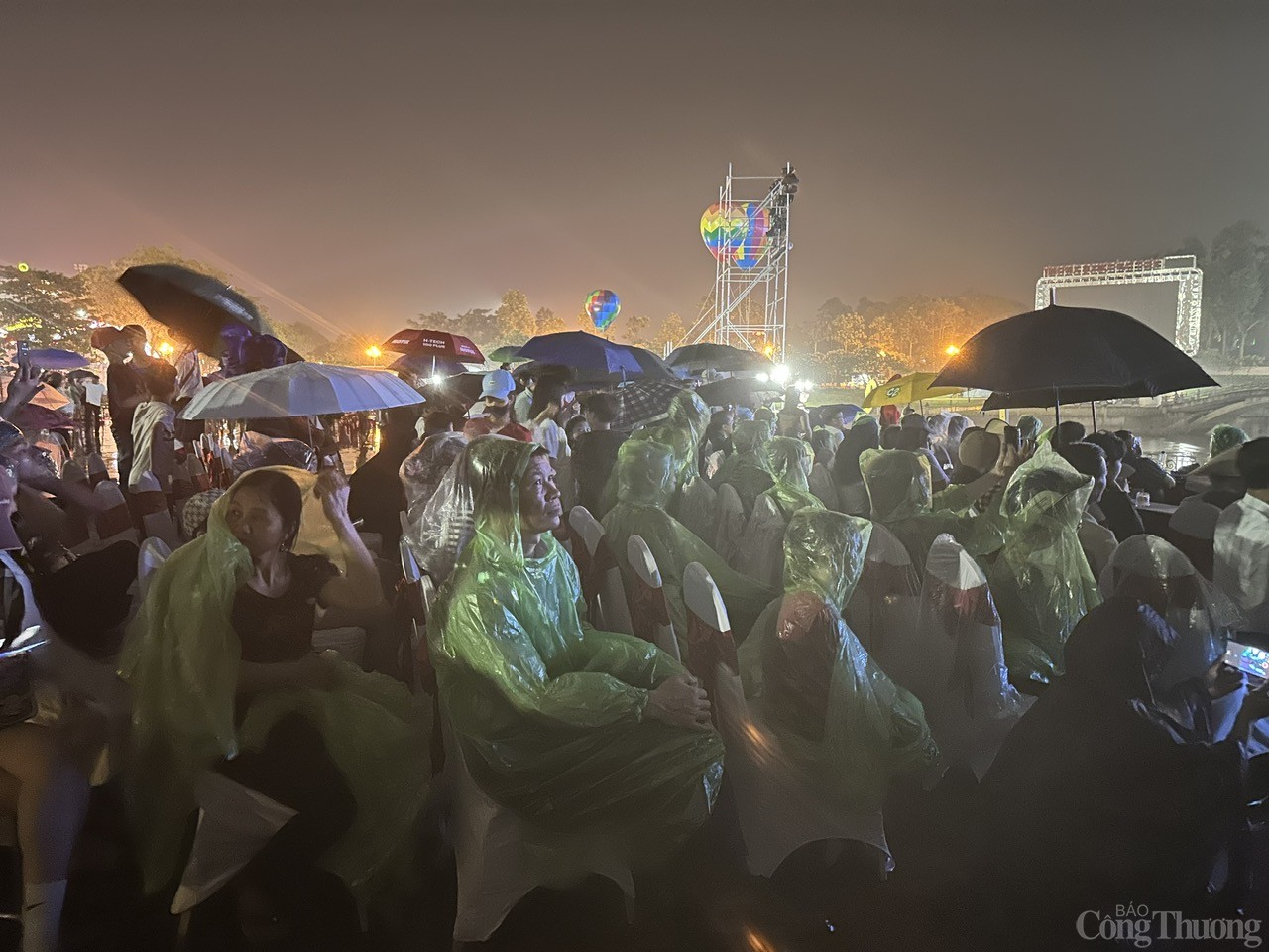 Vĩnh Phúc: Trải nghiệm khinh khí cầu độc đáo dịp 30/4