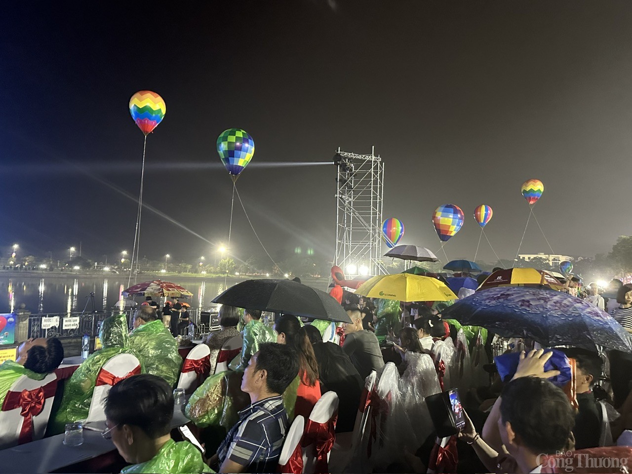 Vĩnh Phúc: Trải nghiệm khinh khí cầu độc đáo dịp 30/4