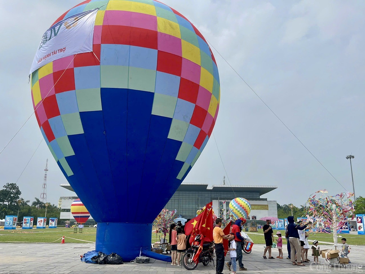 Vĩnh Phúc: Trải nghiệm khinh khí cầu độc đáo dịp 30/4