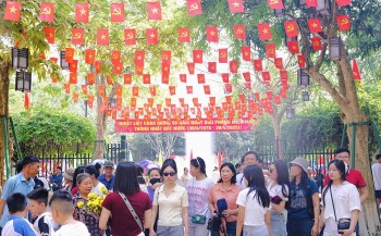 Người dân muôn phương về dâng hương tưởng niệm Chủ tịch Hồ Chí Minh