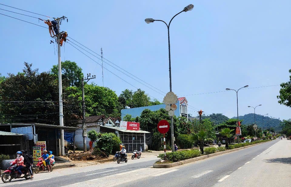 CBCNV Điện lực Nam Giang đã nỗ lực đẩy nhanh tiến độ côngtrình. (Ảnh: Điện lực Nam Giang) 