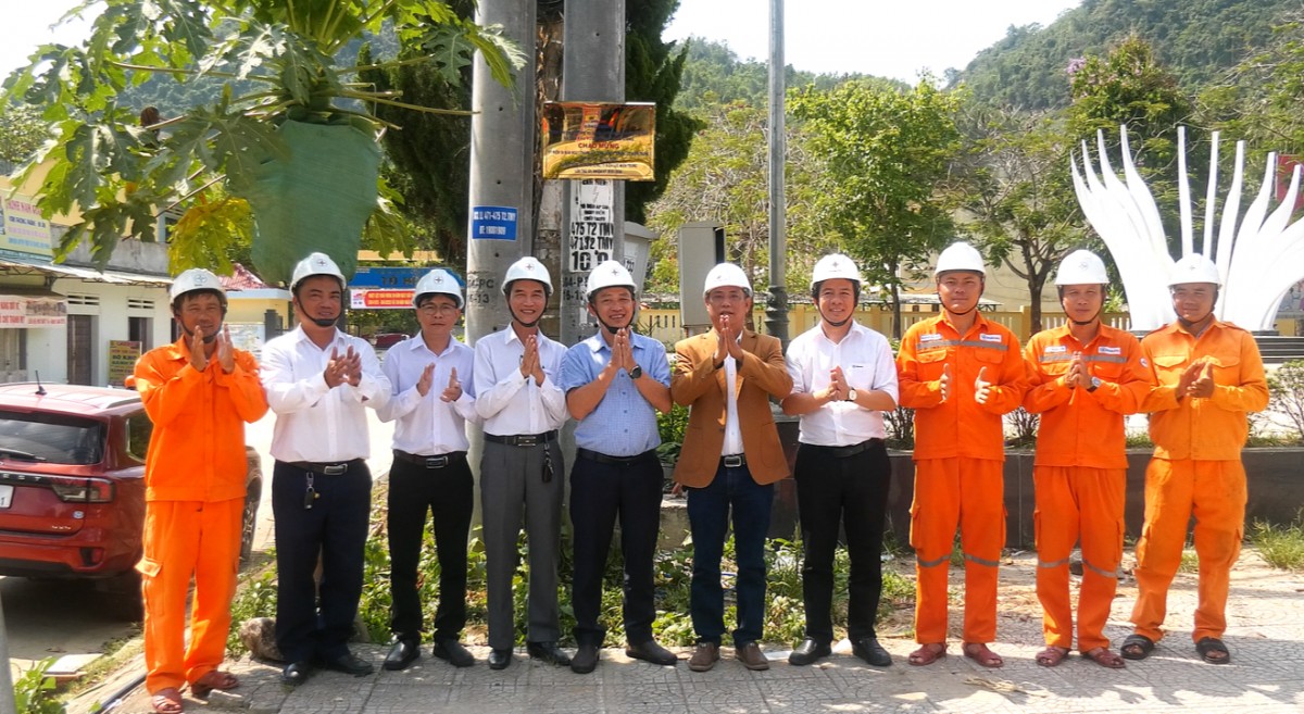 Phó Giám đốc PC Quảng Nam Phạm Văn Hồng (thứ 5, từ trái qua) cùng lãnh đạo các phòng chuyên môn và Điện lực Nam Giang gắn biển công trình (Ảnh: Điện lực Nam Giang)