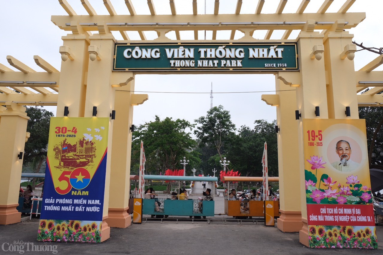 Đầu năm nay, Ban Quản lý dự án đầu tư xây dựng quận Hai Bà Trưng (chủ đầu tư) đã khởi công dự án cải tạo, chỉnh trang hè phố Lê Duẩn, khu vực cổng và hàng rào Công viên Thống Nhất, với tổng mức đầu tư hơn 14 tỷ đồng. Đến dịp nghỉ lễ 30/4-1/5, người dân có thể trải nghiệm nhiều điểm mới tại điểm đến này.