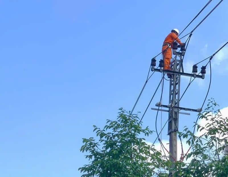 PC Huế bảo dưỡng lưới điện trong ngày nghỉ lễ 1/5