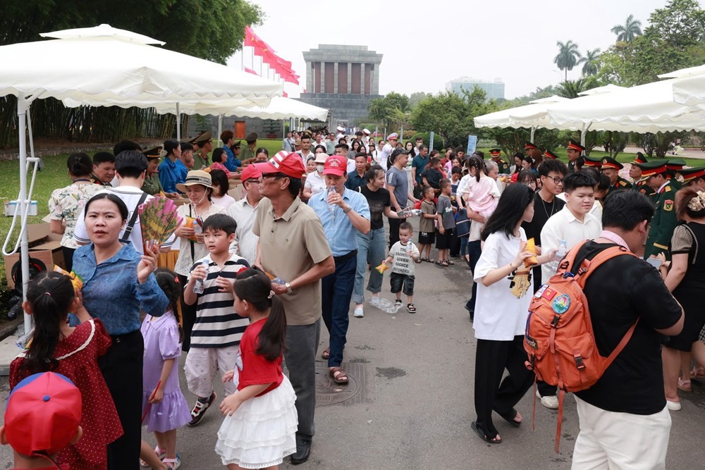 Hà Nội tặng quà 30/4-1/5: Món quà nhỏ, dấu ấn lớn Hà Nội tặng quà 30/4-1/5: Món quà nhỏ, dấu ấn lớn