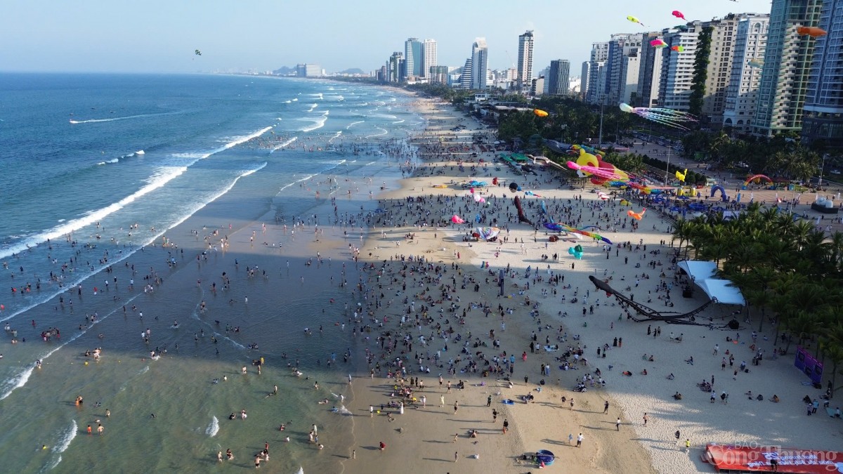 Hôm nay (ngày 1/5), ngày thứ 2 của kỳ nghỉ lễ 30/4 – 1/5, ghi nhận tại thành phố Đà Nẵng, khắp các bãi biển đều đông đúc khách du lịch.