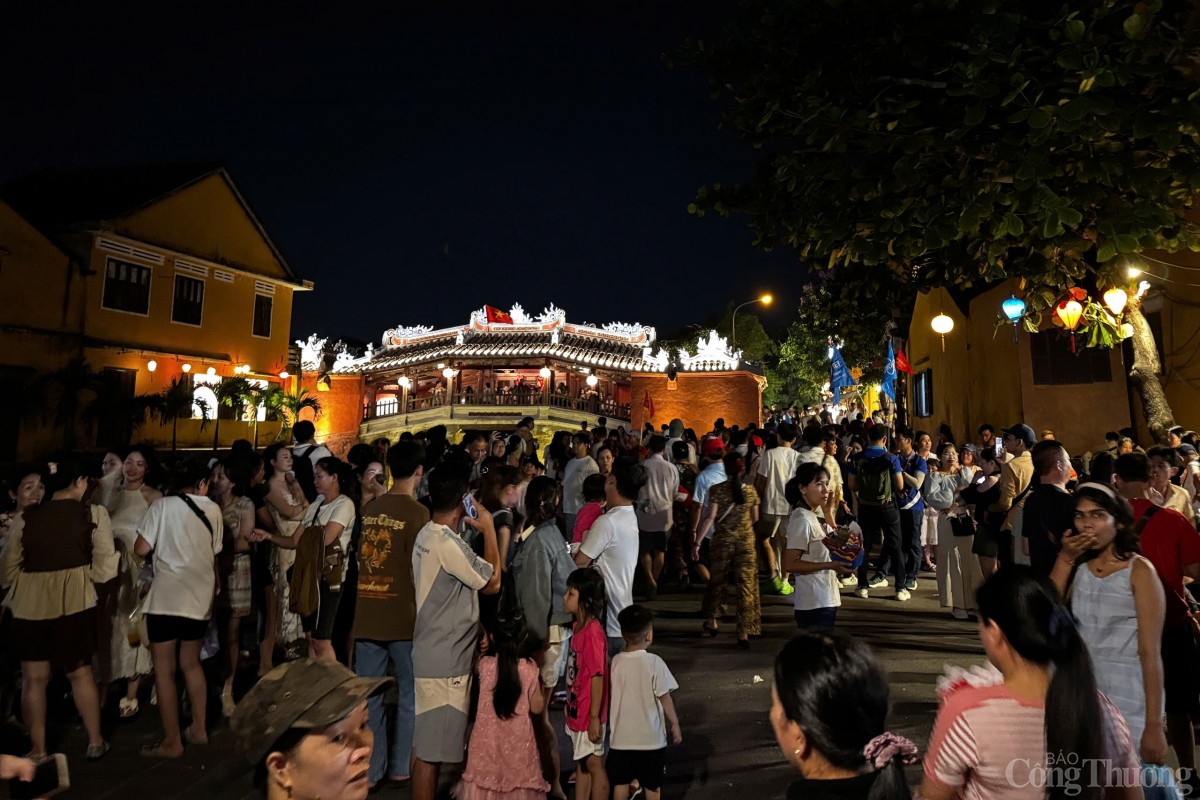 Phố cổ Hội An (thành phố Hội An, tỉnh Quảng Nam) cũng đón hàng trăm nghìn lượt khách du lịch trong 2 ngày 30/4 - 1/5