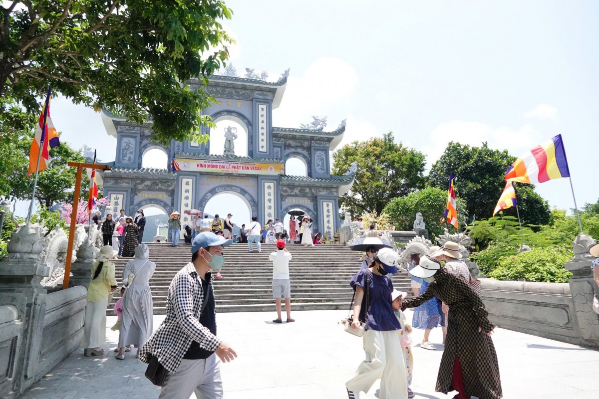 Tại chùa Linh Ứng ngày 1/5 ghi nhận một số lượng lớn khách đến tham quan, chiêm bái.