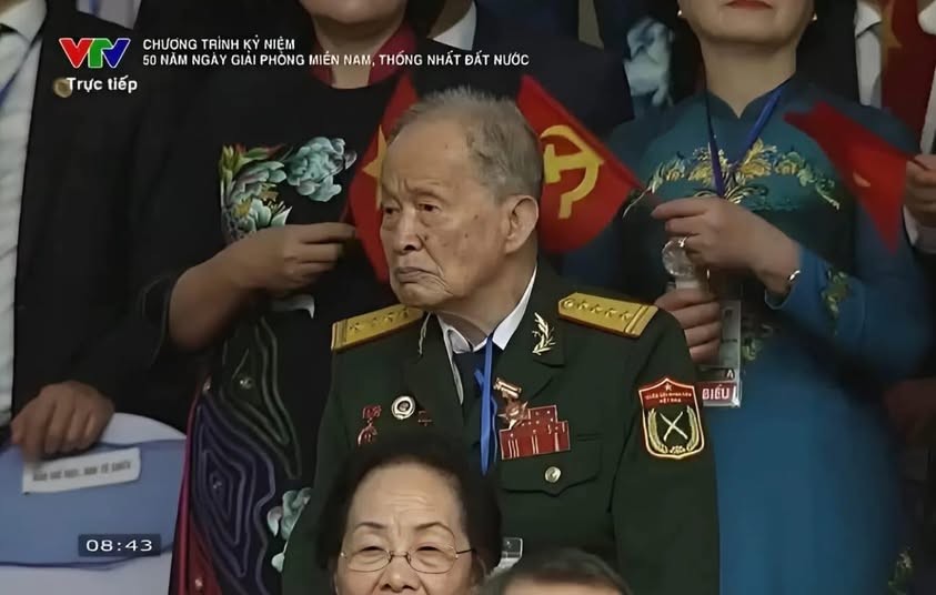 Người Anh hùng trên kỳ đại lịch sử rơi lệ khi nghe một câu hát