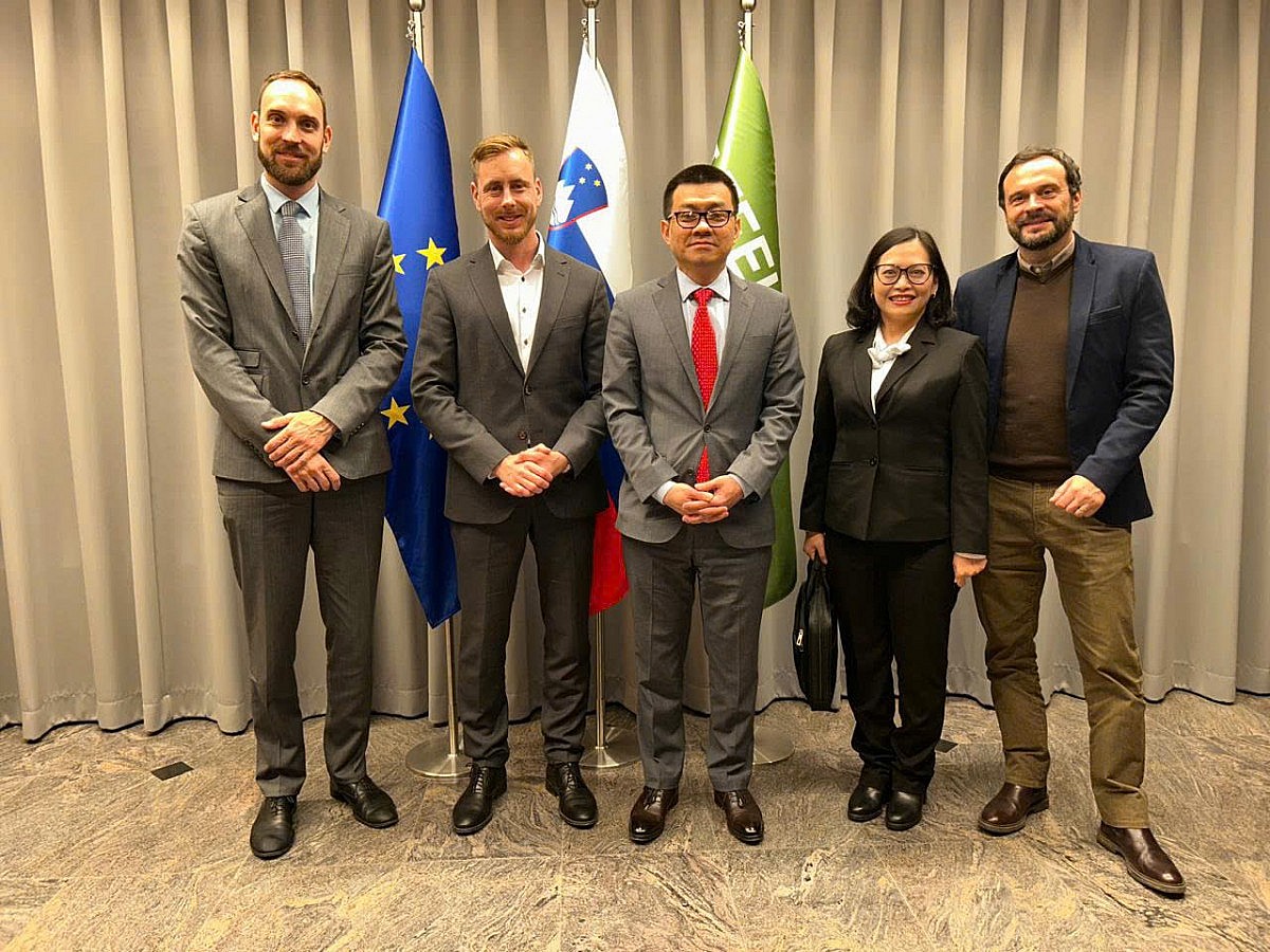 Đại sứ và Trưởng TV VN với Tổng vụ trưởng Bộ Kinh tế Du lịch và Thẻ thao Slovenia