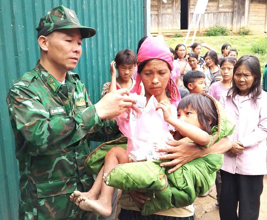 Bộ đội biên phòng Lai Châu cứu bé thiểu năng lạc rừng Bộ đội biên phòng Lai Châu cứu bé thiểu năng lạc rừng