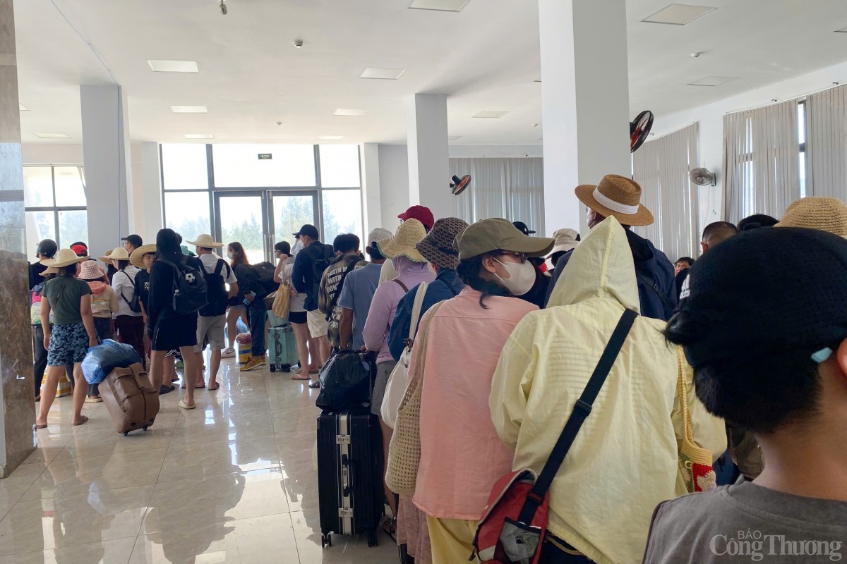 Xếp hàng ra du lịch tại đảo Lý Sơn