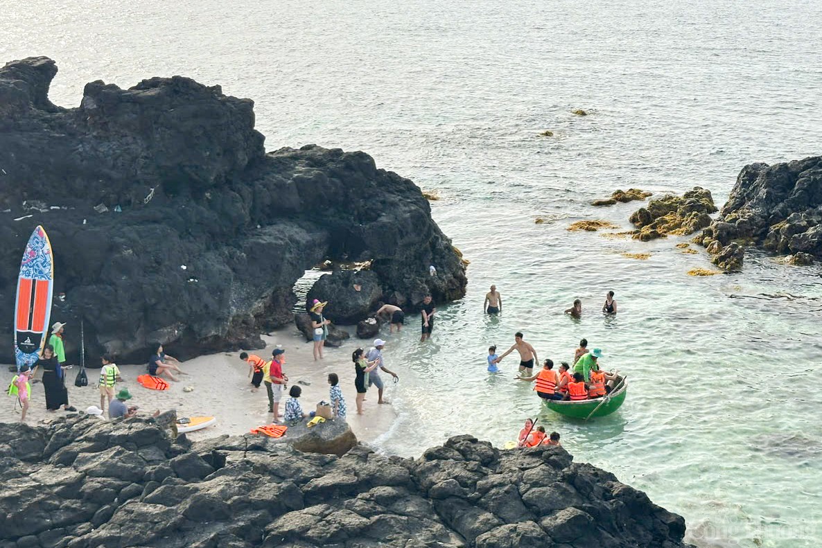 Hiện trên đảo Lý Sơn có hơn gần 150 cơ sở lưu trú phục vụ du lịch, gồm 7 khách sạn công suất 1.000 phòng, cùng các nhà nghỉ, homestay, có khả năng phục vụ cùng lúc hơn 3.000 khách. “Những ngày này các cơ sở lưu trú gần như kín phòng. Để giữ hình ảnh du lịch văn minh, thân thiện, huyện đẩy mạnh công tác tuyên truyền đến các cơ sở lưu trú du lịch thực hiện niêm yết giá. Nghiêm cấm “chặt chém” du khách”, Chủ tịch UBND huyện Lý Sơn Phạm Thị Hương chia sẻ.