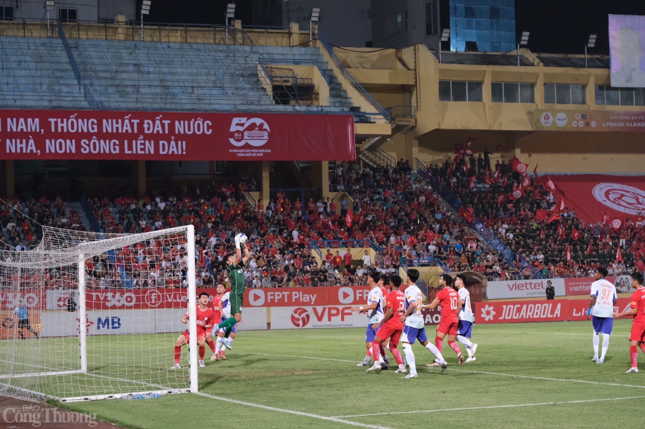 SHB Đà Nẵng liên tục bị ép sân cả trận đấu, thủ thành Bùi Tiến Dũng vào lưới nhặt bóng tới 6 lần.