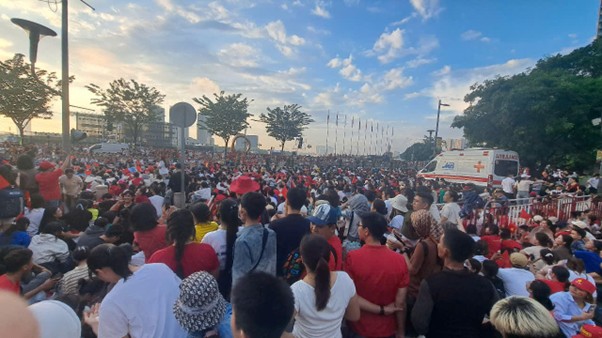 Người dân TP.HCM tập trung đông đảo tại Bến Bạch Đằng trong buổi tổng duyệt Người dân TP.HCM tập trung đông đảo tại Bến Bạch Đằng trong buổi tổng duyệt