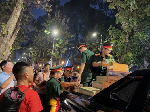 Ấm lòng các chiến sĩ phát lương khô cho người dân – Ảnh: Hồng Duyên Ấm lòng các chiến sĩ phát lương khô cho người dân – Ảnh: Hồng Duyên