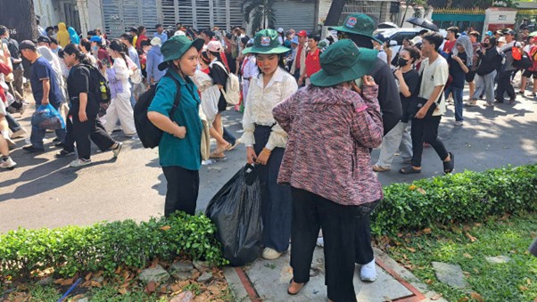 Một nhóm bạn trẻ ở lại nhặt rác sau khi buổi lễ kết thúc - Ảnh: Trân Nguyễn Một nhóm bạn trẻ ở lại nhặt rác sau khi buổi lễ kết thúc - Ảnh: Trân Nguyễn