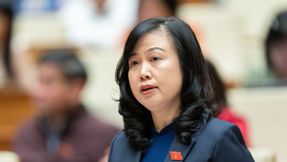 Bà Đào Hồng Lan, Bộ trưởng Bộ Y tế báo cáo tại Quốc hội. Ảnh: Gia Hân