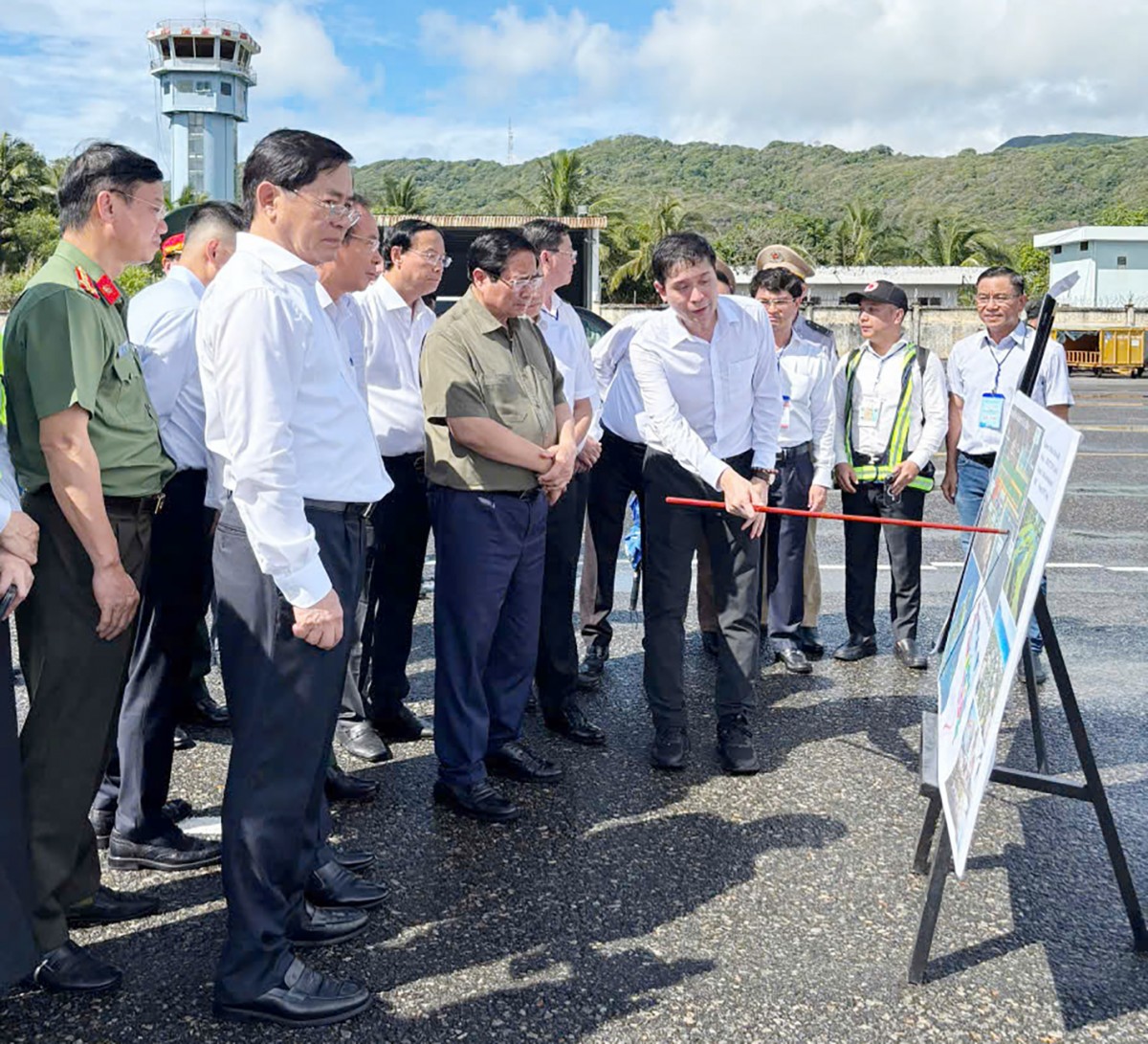 Thủ tướng Phạm Minh Chính nghe báo cáo quy hoạch dự kiến Cảng hàng không Côn Đảo thời kỳ 2021-2030, tầm nhìn đến năm 2050. Thủ tướng Phạm Minh Chính nghe báo cáo quy hoạch dự kiến Cảng hàng không Côn Đảo thời kỳ 2021-2030, tầm nhìn đến năm 2050.