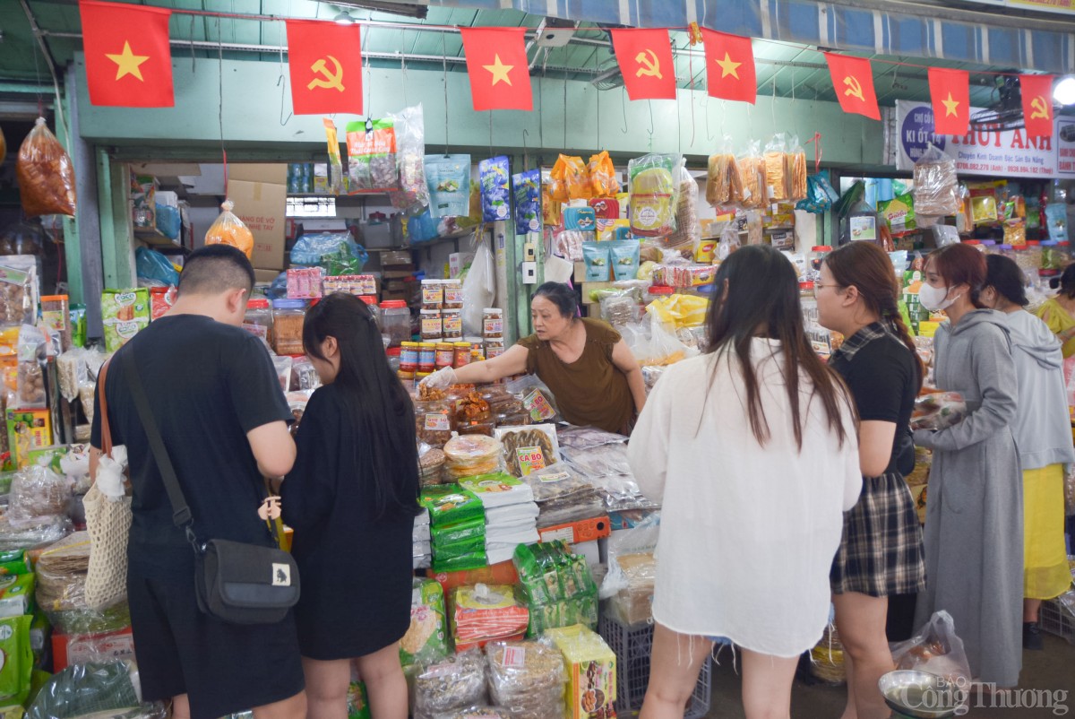 Ông Phan Thành Thoại - Trưởng Ban quản lý chợ Cồn cho biết trong kỳ nghỉ lễ 30/4 – 1/5 lượng khách du lịch đến chợ Cồn tăng mạnh so với ngày thường. Riêng trong ngày 2/5 và 3/5, mỗi ngày chợ Cồn đón khoảng 7.000 – 8.000 lượt khách du lịch, tăng 2,5 lần so với ngày thường. “Du khách đến chợ chủ yếu mua các hải sản khô, hàng công nghệ thực phẩm như cá rim, mực rim,… làm quà. Nhiều du khách đến chợ để thưởng thức ẩm thực đặc trưng của Đà Nẵng”, Trưởng Ban quản lý chợ Cồn thông tin và cho biết thêm: Bên cạnh việc thực hiện niêm yết giá, bán theo giá niêm yết, không “chặt chém” du khách, chợ Cồn cũng đang tiếp tục tăng cường công tác đảm bảo an toàn thực phẩm để phục vụ tốt hơn cho người dân và du khách, xây dựng chợ thành chợ phục vụ du lịch. Ông Phan Thành Thoại - Trưởng Ban quản lý chợ Cồn cho biết trong kỳ nghỉ lễ 30/4 – 1/5 lượng khách du lịch đến chợ Cồn tăng mạnh so với ngày thường. Riêng trong ngày 2/5 và 3/5, mỗi ngày chợ Cồn đón khoảng 7.000 – 8.000 lượt khách du lịch, tăng 2,5 lần so với ngày thường. “Du khách đến chợ chủ yếu mua các hải sản khô, hàng công nghệ thực phẩm như cá rim, mực rim,… làm quà. Nhiều du khách đến chợ để thưởng thức ẩm thực đặc trưng của Đà Nẵng”, Trưởng Ban quản lý chợ Cồn thông tin và cho biết thêm: Bên cạnh việc thực hiện niêm yết giá, bán theo giá niêm yết, không “chặt chém” du khách, chợ Cồn cũng đang tiếp tục tăng cường công tác đảm bảo an toàn thực phẩm để phục vụ tốt hơn cho người dân và du khách, xây dựng chợ thành chợ phục vụ du lịch.