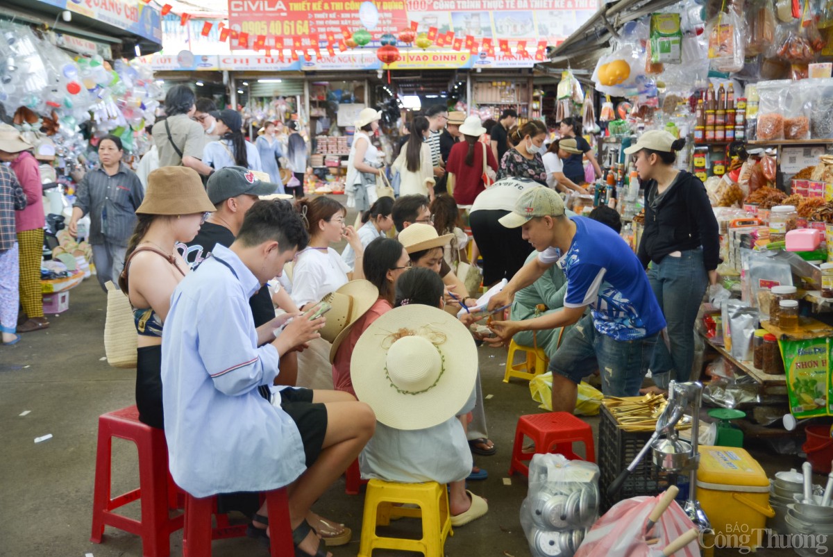 Ông Nguyễn Bá Hậu - tiểu thương bán hàng tại chợ Cồn - cho biết: “Lượng khách đến mua hàng rất đông, liên tục từ sáng sớm tới chiều muộn. Doanh thu tăng gấp 4 lần so với ngày thường. Mới sáng nay, vì khách lên máy bay về nên họ ghé mua sớm, buộc mình phải mở cửa sớm để bán.” Ông Nguyễn Bá Hậu - tiểu thương bán hàng tại chợ Cồn - cho biết: “Lượng khách đến mua hàng rất đông, liên tục từ sáng sớm tới chiều muộn. Doanh thu tăng gấp 4 lần so với ngày thường. Mới sáng nay, vì khách lên máy bay về nên họ ghé mua sớm, buộc mình phải mở cửa sớm để bán.”