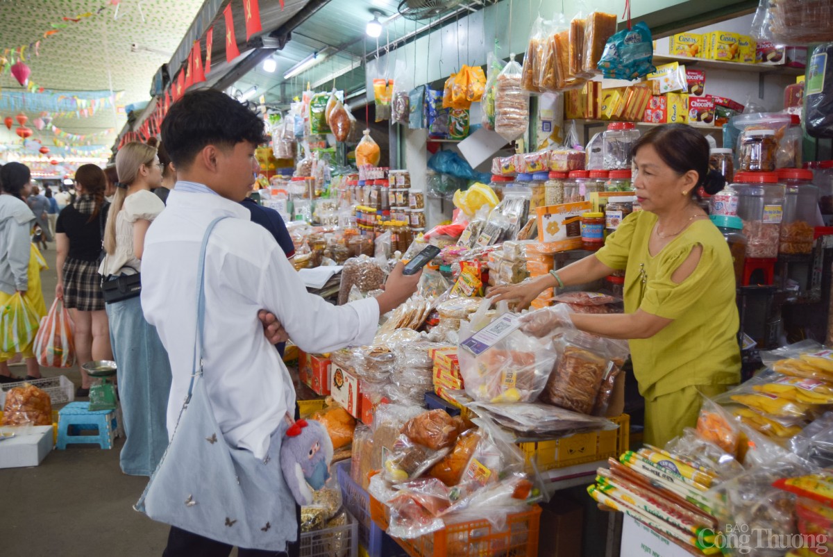 Các sản phẩm khô như mực rim, bò khô, cá sợi, bánh tráng dừa… được du khách trong nước chọn mua nhiều để làm quà. Chị Trần Thị Phương Anh - du khách từ Nghệ An - chia sẻ: “Lần này đến Đà Nẵng chơi, mình được giới thiệu đến chợ Cồn để mua mực rim me. Hàng ở đây ngon, đậm vị, mấy cô chú bán hàng thì nhiệt tình, cho ăn thử rồi mới mua.” Các sản phẩm khô như mực rim, bò khô, cá sợi, bánh tráng dừa… được du khách trong nước chọn mua nhiều để làm quà. Chị Trần Thị Phương Anh - du khách từ Nghệ An - chia sẻ: “Lần này đến Đà Nẵng chơi, mình được giới thiệu đến chợ Cồn để mua mực rim me. Hàng ở đây ngon, đậm vị, mấy cô chú bán hàng thì nhiệt tình, cho ăn thử rồi mới mua.”