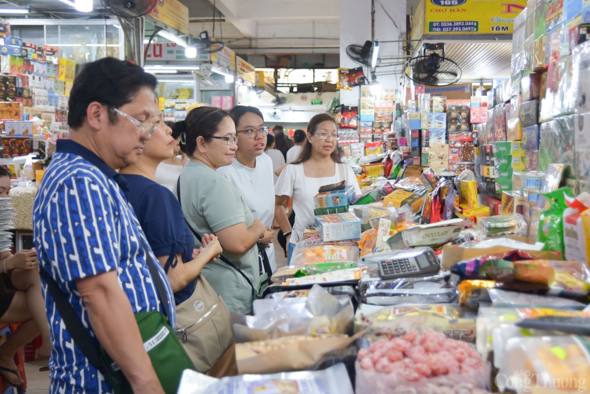 Tại chợ Hàn - Chợ du lịch của Đà Nẵng, lượng khách đến chợ đông đúc liên tục từ 9h sáng kéo dài đến chiều tối. Tại chợ Hàn - Chợ du lịch của Đà Nẵng, lượng khách đến chợ đông đúc liên tục từ 9h sáng kéo dài đến chiều tối.