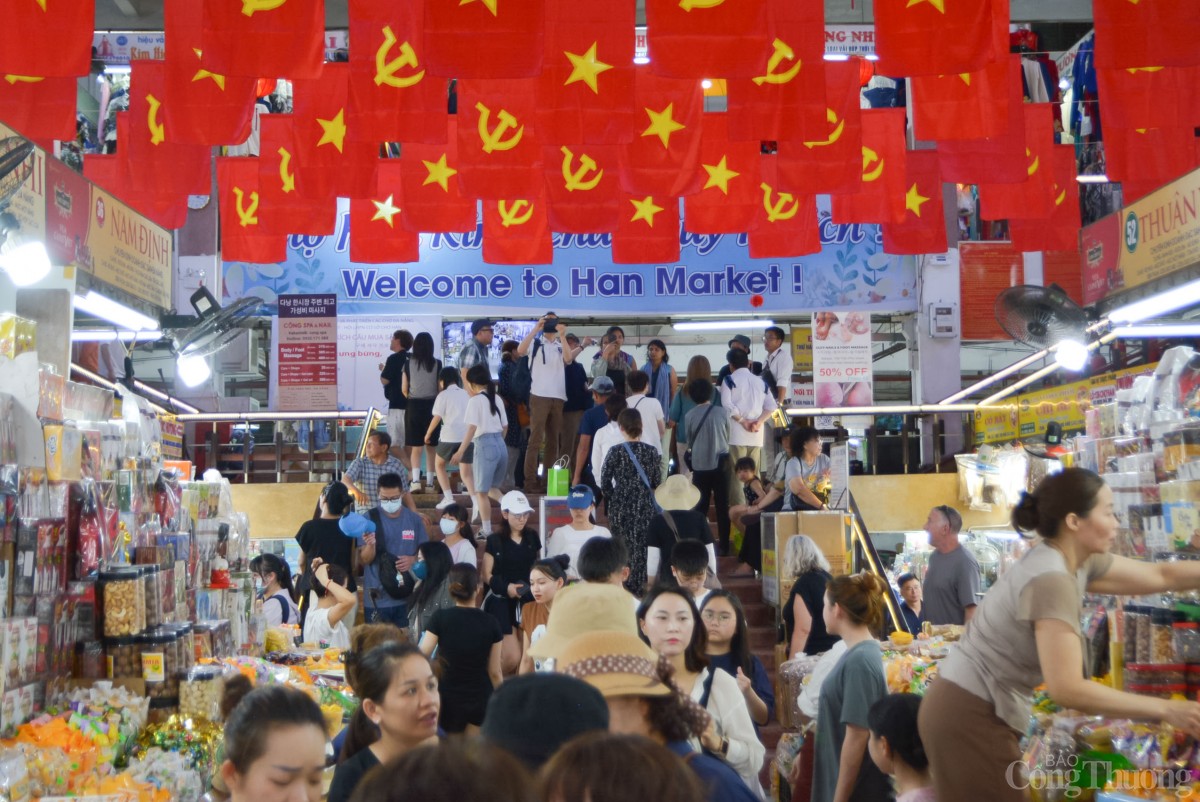 Các chợ du lịch, cửa hàng đặc sản 'đắt khách' nhờ du lịch