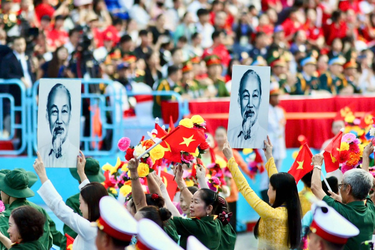 Hình ảnh bác Hồ trong lễ diễu binh kỷ niệm 50 năm ngày Giải phóng hoàn toàn miền Nam. Ảnh: VTV