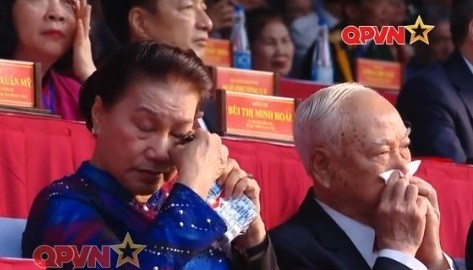 Những giọt nước mắt trong đại lễ 50 năm lịch sử Những giọt nước mắt trong đại lễ 50 năm lịch sử
