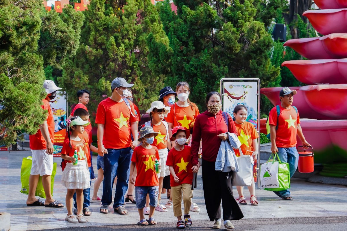 Khách du lịch tại TP.Hồ Chí Minh. Ảnh minh họa Khách du lịch tại TP.Hồ Chí Minh. Ảnh minh họa