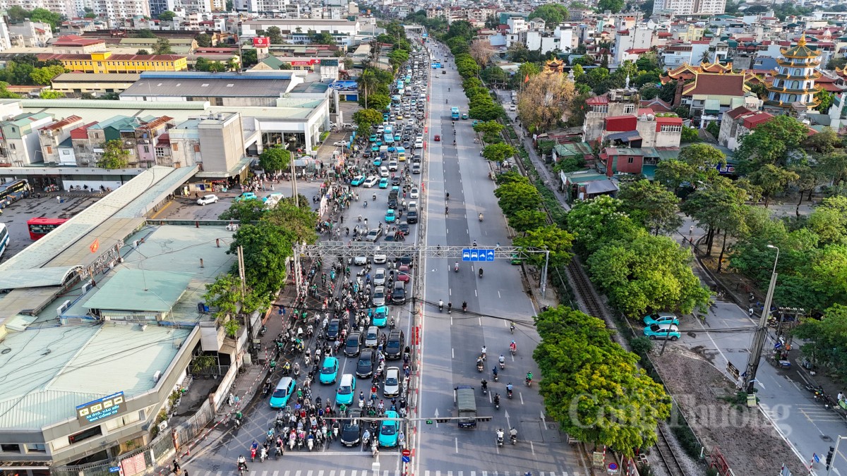 Hàng vạn người trở lại Thủ đô, giao thông Hà Nội vẫn
