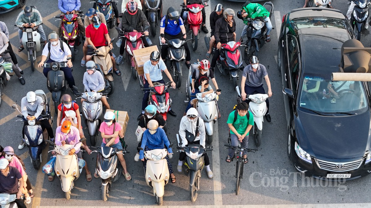Hàng vạn người trở lại Thủ đô, giao thông Hà Nội vẫn