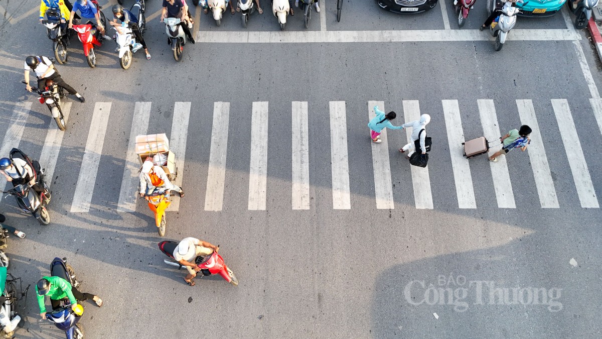 Hàng vạn người trở lại Thủ đô, giao thông Hà Nội vẫn