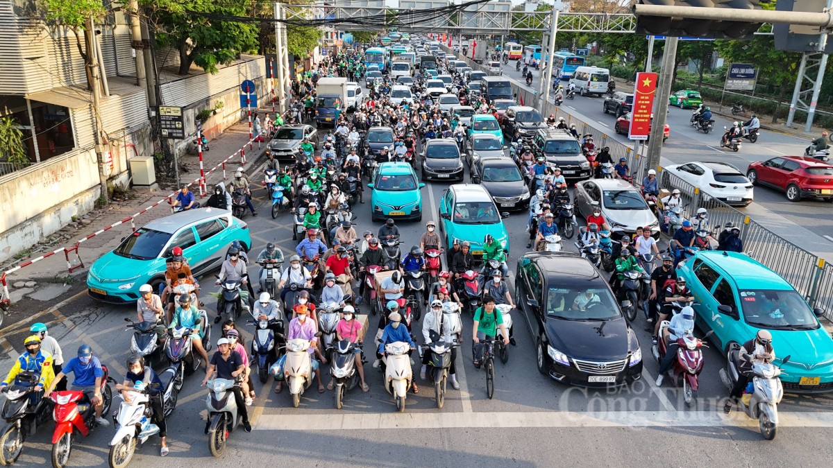 Hàng vạn người trở lại Thủ đô, giao thông Hà Nội vẫn