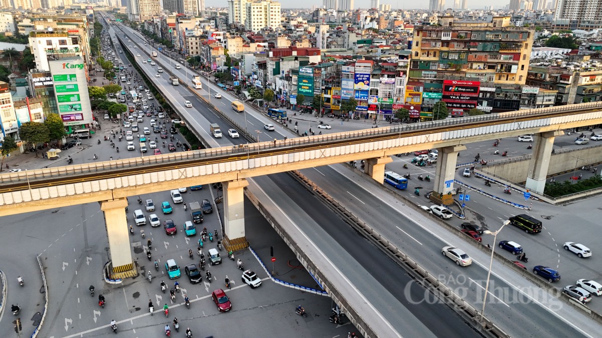 Hàng vạn người trở lại Thủ đô, giao thông Hà Nội vẫn