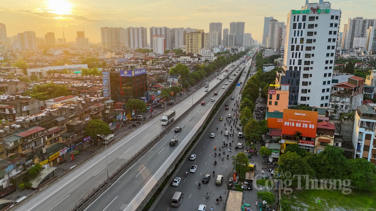Hàng vạn người trở lại Thủ đô, giao thông Hà Nội vẫn