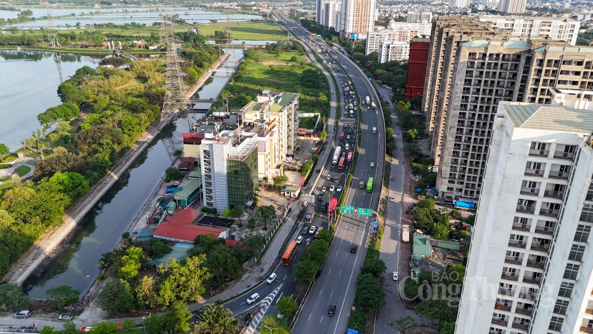 Hàng vạn người trở lại Thủ đô, giao thông Hà Nội vẫn