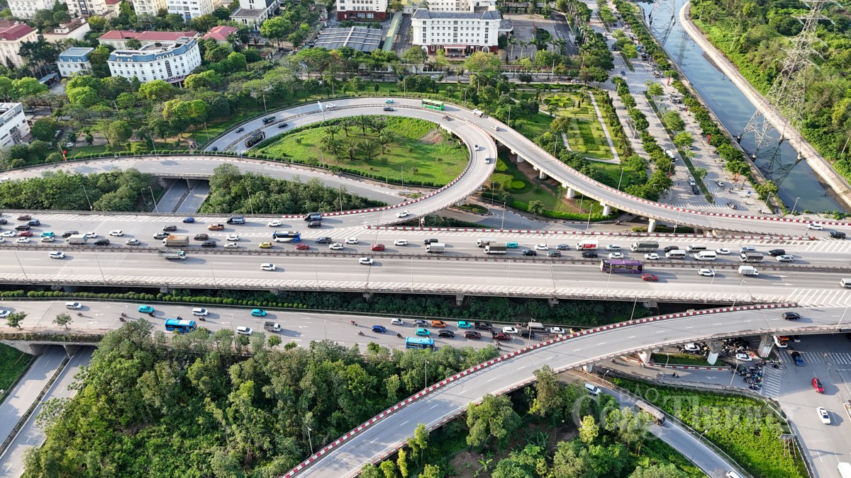 Hàng vạn người trở lại Thủ đô, giao thông Hà Nội vẫn