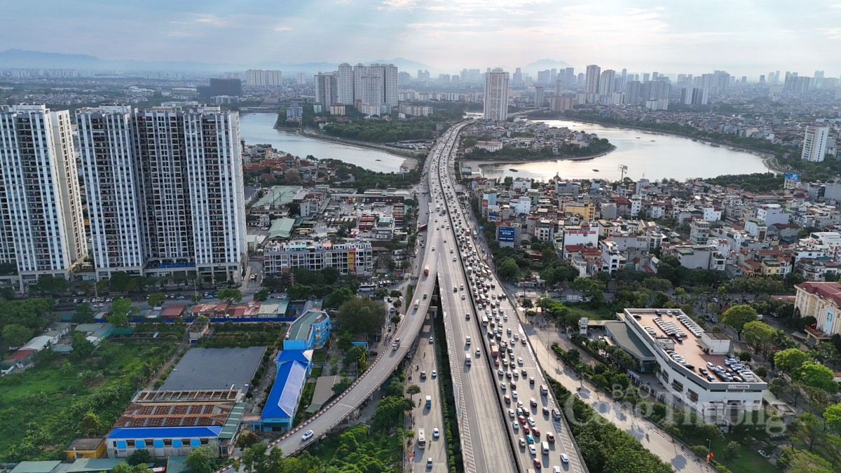 Hàng vạn người trở lại Thủ đô, giao thông Hà Nội vẫn
