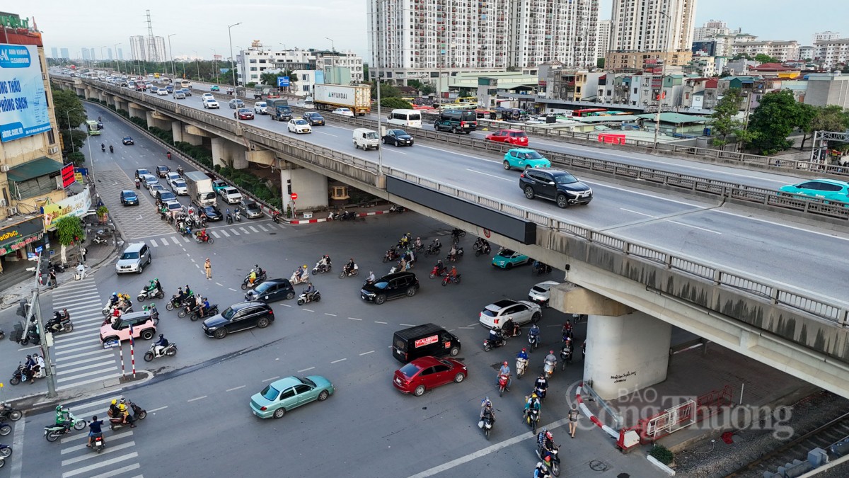 Hàng vạn người trở lại Thủ đô, giao thông Hà Nội vẫn