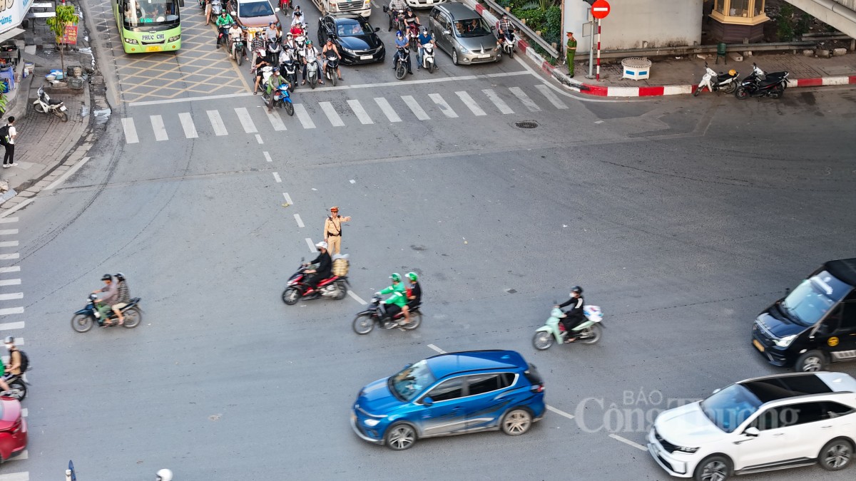 Hàng vạn người trở lại Thủ đô, giao thông Hà Nội vẫn