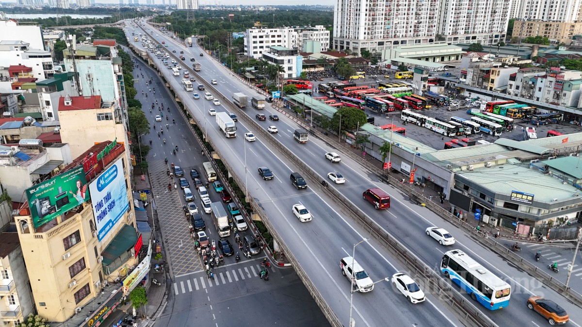 Hàng vạn người trở lại Thủ đô, giao thông Hà Nội vẫn