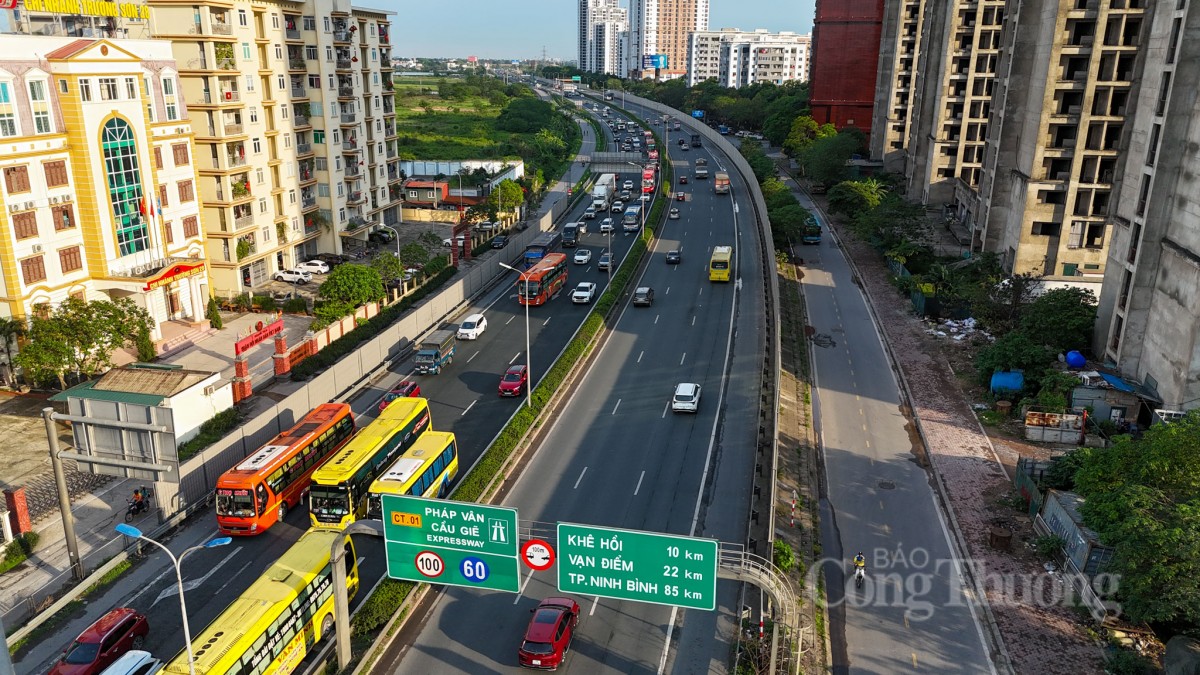 Hàng vạn người trở lại Thủ đô, giao thông Hà Nội vẫn