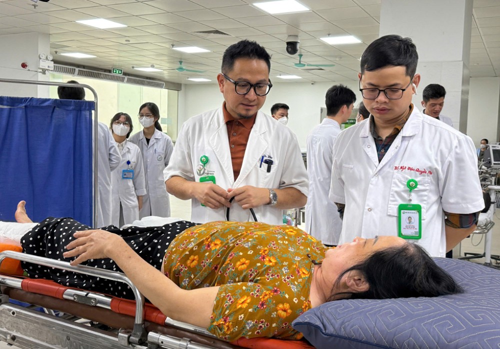 Bác sĩ thăm khám, cấp cứu cho người bệnh tại Bệnh viện Hữu nghị Việt Đức. Ảnh Trung Hiếu.
