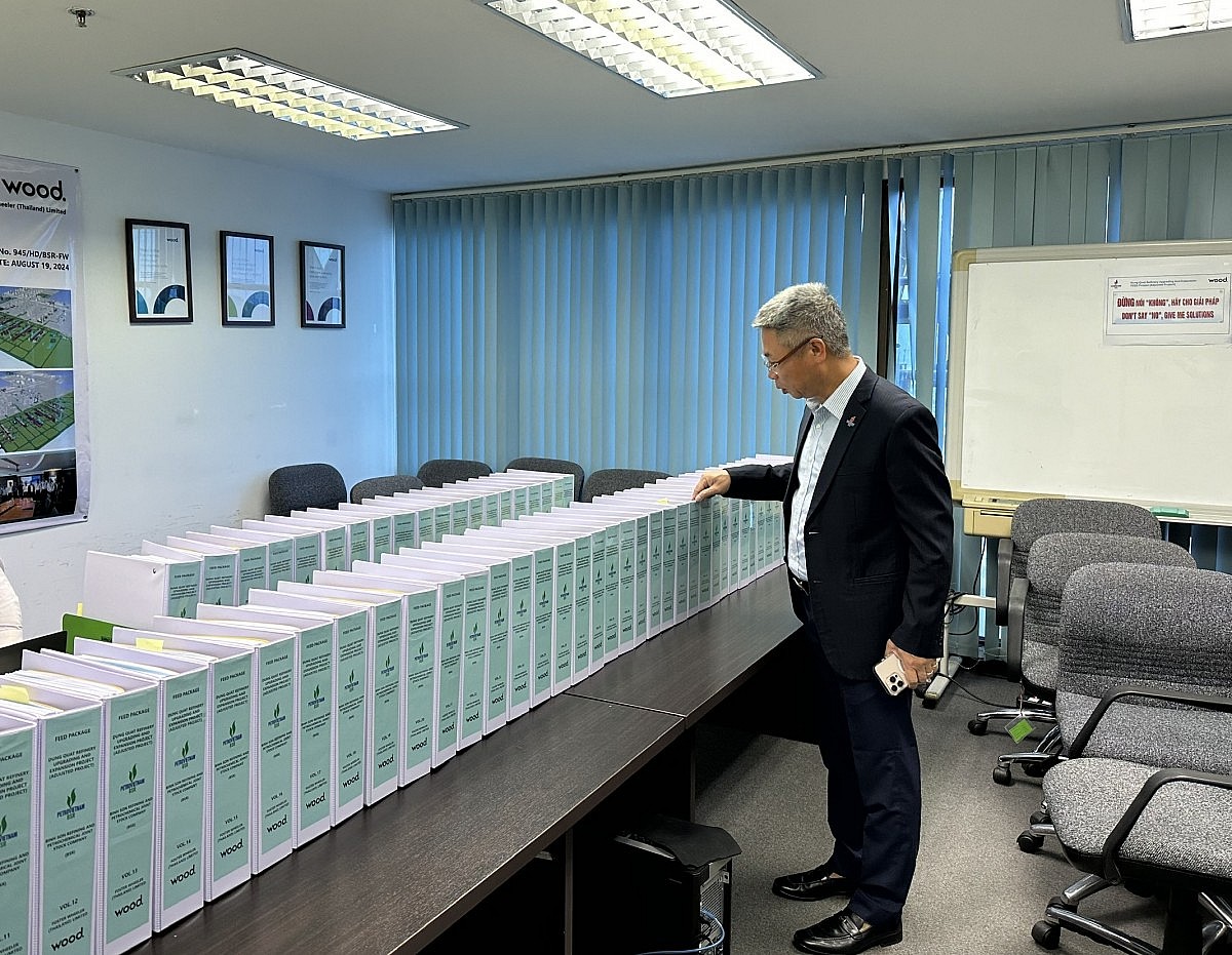 Phó Tổng Giám đốc BSR kiêm Trưởng ban DQRE - ông Nghiêm Đức Dương kiểm tra hồ sơ FEED.