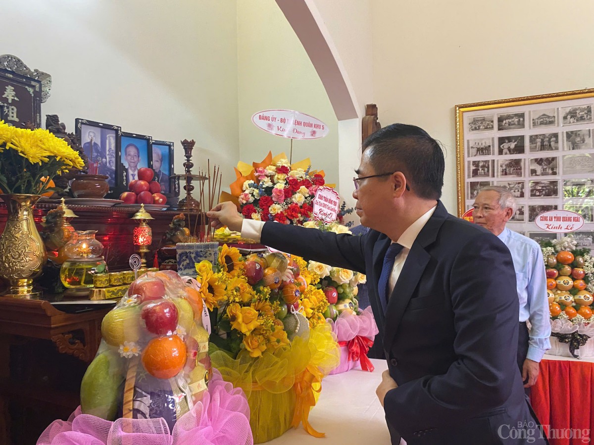 Chủ tịch UBND tỉnh Quảng Ngãi thắp hương tưởng nhớ đồng chí Trần Văn An Chủ tịch UBND tỉnh Quảng Ngãi thắp hương tưởng nhớ đồng chí Trần Văn An
